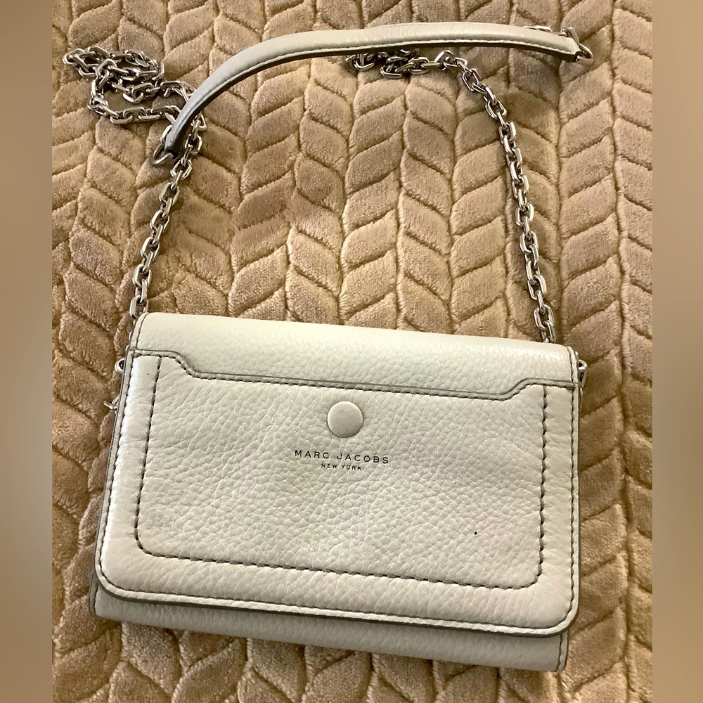 This stylish Marc Jacobs New York wallet is perfect for any fashion-savvy